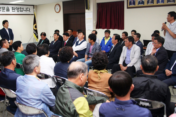 원희룡 제주도지사 당선인이 24일 저녁 남원농협 회의실에서 마을주민과 이장, 자생단체장 30여명과 토론을 갖고 있다.