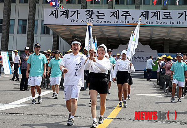 지난 16일 오후 제주도청에서 원희룡 제주지사가 해녀 양순옥씨(61·도두동·사진 오른쪽)와 함께 성화를 봉송하고 있다<사진제공/뉴시스>