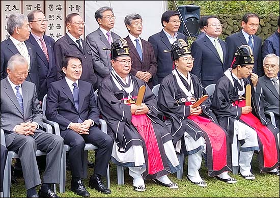 지난해 10월 전국체전 성공기원을 위한 한라산신제에서 원 지사는 참석만 하고 박 부지사가 초헌관을 대행했다.
