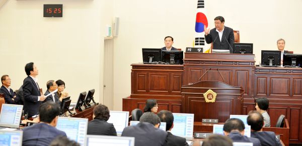 제주도의회 본회의에서 원희룡 제주지사가 추경예산안 수정안에 대해 부동의를 밝히고 있다.