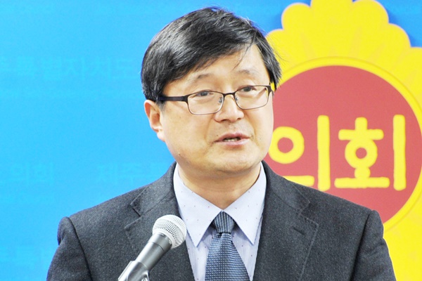 장성철 전 제주도 정책기획관이 28일 제주도의회 도민의 방에서 기자회견을 열고 4.13총선 제주시 갑 선거구 출마를 선언했다.