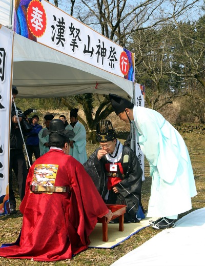 제주도민의 안녕을 기원하는 한라산신제가 25일 제주시 아라동 산천단에서 봉행된다. <뉴시스>