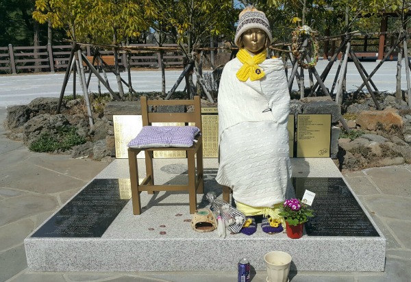 제주시 노형동 방일리공원내 평화의 소녀상. <박수현 기자>