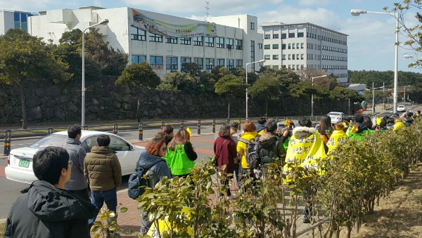 1일 '평화행진 참가자들이 '방일리공원~일본대사관~노형오거리까지 행진하고 있다.<박수현 기자>