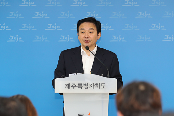 원희룡 제주도지사가 기자회견을 갖고 제주교통혁신계획에 대해 브리핑하고있다.