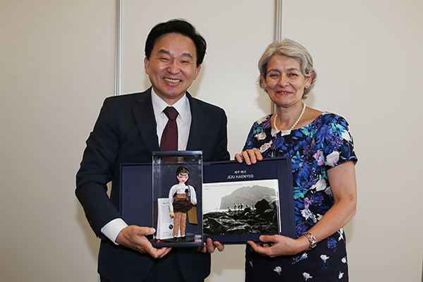원희룡 지사가 1일(현지시간) 하와이에서 열리는 세계자연보전총회에서 이리나 보코바 유네스코 사무총장과 면담을 가졌다.