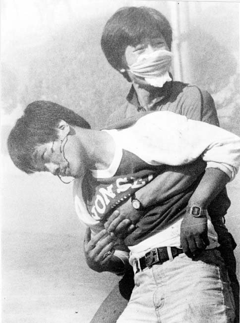 1987년 6월 민주화를 요구하는 시위 도중 숨진 이한열 학생이 최루탄에 맞아 쓰러지던 장면이다. 로이터통신이 현장을 포착했고, <중앙일보>에 보도되면서 그 시절 6월 민주화운동이 촉발됐다.
