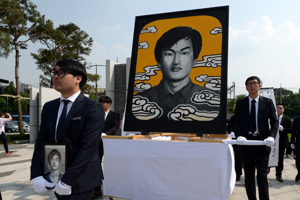 2016년 6월 9일 오후 서울 서대문구 연세대학교 정문 앞에서 열린 제29주기 이한열 동판 제막식에서 연세대학교 학생들이 고 이한열 열사 영정사진과 함께 한열 동산으로 행진 하고 있다.