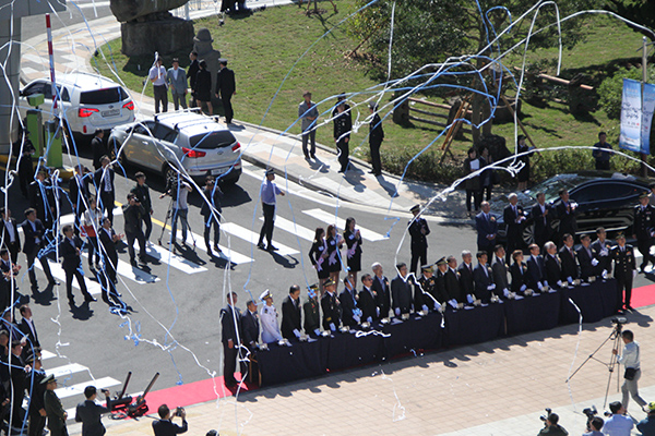 제주지방해양경찰청 준공식이 29일 열렸다. 많은 인원들이 참석하여 축하를 보내고 있다.