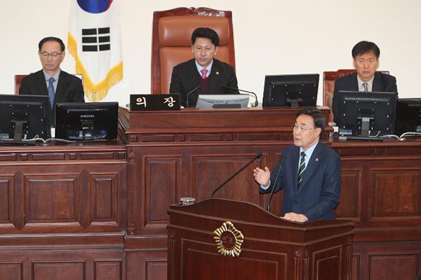 제주도의회 제356회 정례회 제3차 본의회 도정질문에서 17일 고충홍 도의원이 원희룡 지사에게 제주특별자치도 헌법적 지위확보를 위한 방안에 대해 질문하고 있다.