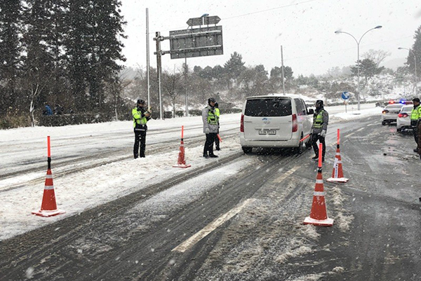 23일 제주지방기상청에 따르면 오전 11시를 기해 제주 산간에 대설주의보가 발효됐다. 많은 눈이 내림에 따라 제주산간을 지나는 도로에 통제가 이뤄지고 있다.
