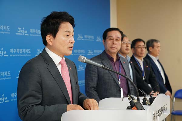 원희룡 지사가 20일 오전 제주도청 기자실을 찾아 도의 소상공인 대상 청년 추가 고용장려금 지원 등의 내용이 포함된 13개의 청년일자리 및 소상공인 지원 대책을 발표하고 있다.