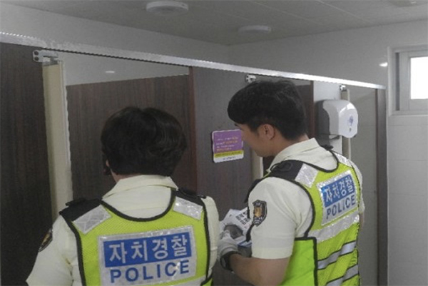 제주자치경찰이 지난 20일 해수욕장 개장을 앞두고 각 해수욕장 화장실 및 탈의실 등에서 몰래카메라 점검에 나서고 있다.