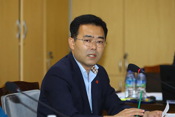 강성민 의원(더불어민주당, 이도2동을)이 25일 제363회 제주도의회 임시회 환경도시위원회 제1차회에서 제주도 도시건설국 및 공항확충지원단을 상대로 질의를 하고 있다.