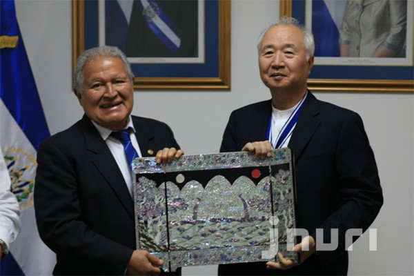 이승헌 글로벌사이버대 총장이 엘살바도르 정부 최고상 수상 후 엘사바도르 산체스 세렌 대통령과 기념 촬영을 하고 있다.