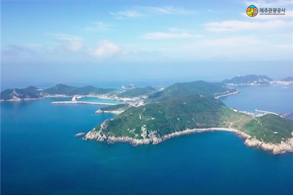 추자도(제주시 추자면 일대) ; 제주도 북쪽 45km 해상, 4개의 유인도와 38개의 무인도. 전라도의 생활풍습이 그대로 남아있는 섬 속의 섬