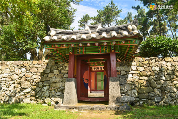 최영장군사당 ; 최영장군에 대한 고마움을 잊지 않기 위해 지어진 사당. 정면으로는 상추자, 뒤로 돌아가면 군도가 한 눈에