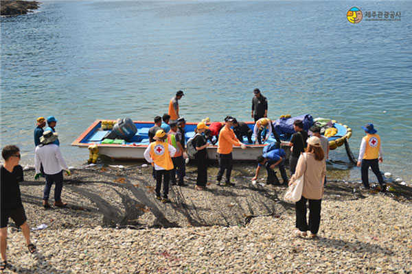 후릿그물낚시.가족낚시 체험 ; 어종이 다양해 낚시객의 천국이라 불리는 추자도. 온가족이 함께 짜릿한 손맛을 느낄 수 있는 체험