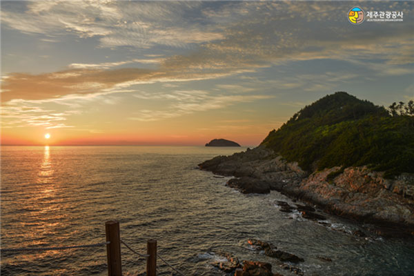 다무래미 ; 해수면 높낮이에 따라 섬, 혹은 산이 되는 곳. 추자 10경 중 하나인 붉은 빛의 직구낙조가 장관