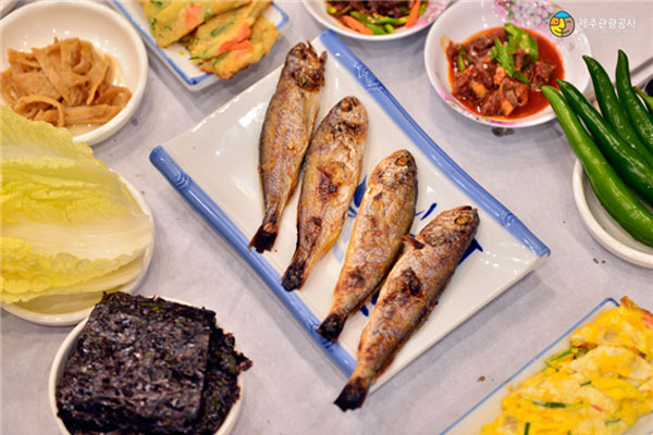 굴비정식과 삼치회 ; 가을부터 제철을 맞이하는 싱싱한 삼치회 한상과 추자도에서 놓치면 안 되는 정성가득 참굴비 정식