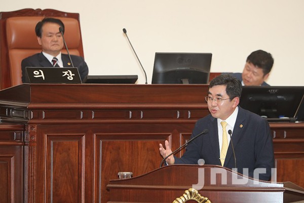 제주도의회 이경용 의원(무소속, 서홍.대륜동)이 16일 오후 제366회 제주도의회 제2차 정례회 제2차 본회의에서 원희룡 제주지사를 상대로 제주관광 및 투자 위기 극복을 위한 지속가능한 관광.투자정책 방안에 대해 질의하고 있다.