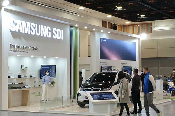 제7회 국제전기자동차엑스포가 9일 오전 개막된 가운데 관람객들이 전시장을 둘러보고 있다.