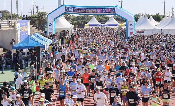 19일 제주시 구좌종합운동장 일대에서 열린 제28회 제주국제관광마라톤축제에서 수많은 참가자가 힘차게 출발하고 있다. [연합뉴스]