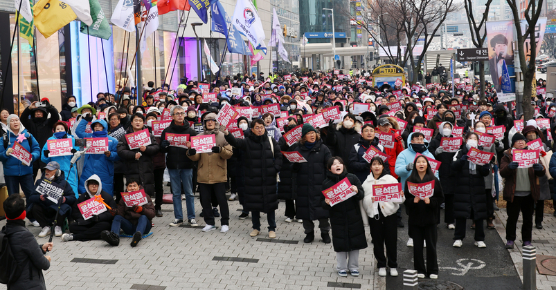 윤석열 대통령 탄핵소추안 가결 후 첫 주말을 맞은 21일 오후 대전시민들이 영하권의 추운 날씨에도 대전 서구 은하수 네거리에 모여 윤 대통령의 조속한 체포와 헌법재판소의 탄핵 인용을 촉구하고 있다. [연합뉴스]