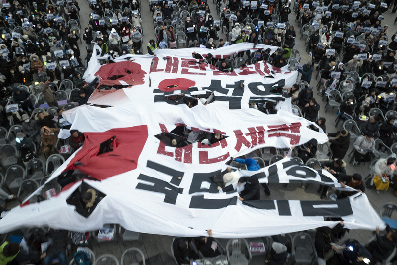 &nbsp;지난 21일 광주 동구 5·18민주광장에서 열린 '윤석열 즉각 퇴진과 사회 대개혁 쟁취를 위한 7차 광주시민총궐기대회'에서 시민들이 현수막 찢기 퍼포먼스하고 있다. [연합뉴스]