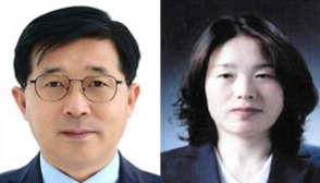 제주시가 2025년 상반기 정기인사를 통해 민선 8기 후반기 조직 운영의 전환점을 마련하고 대규모 인사 개편을 단행한다.&nbsp;현원돈 신임 제주시 부시장(사진 왼쪽)과 문명숙 경제소상공인과장이다. [제주시청 제공]