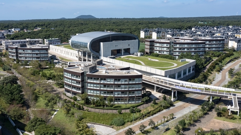 강원특별자치도가 제주영어교육도시를 모델로 한 국제학교 설립을 다시 추진하면서&nbsp;제주영어교육도시에 미칠 파급 효과가 주목받고 있다. 강원도의 이 같은 계획은 조기 대선 정국과 맞물려 특별법 개정 가능성이 주요 이슈로 떠오르고 있다. 제주영어교육도시 내 국제학교 BHA 등 학교의 전경이다. [제주국제자유도시개발센터 제공]